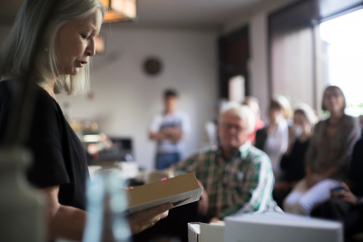 Mette Holm læser op fra en af Haruki Murakamis bøger