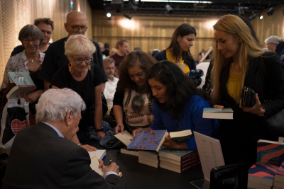 Mario Vargas Llosa signerer bøger