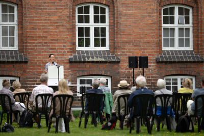 Ordets magt med Anita Furu i Klosterhaven ved Vor Frue Kirke.