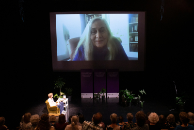 Den amerikanske forfatter Marilynne Robinson med live på storskærm på Godsbanen fra sit hjem i samtale med Michael Bach Henriksen fra Kristeligt Dagblad.