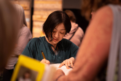 Japanske Sayaka Murata signerer bøger efter samtalen med Anemone Platz, der er blevet oversat af Mette Holm.