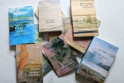 En bunke bøger skrevet af forfatteren Jon Fosse