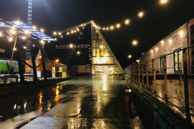 Billede af godsbanen om aftenen.