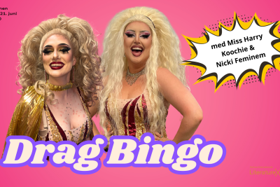 To drag queens med blond hår på en lyserød baggrund med teksten 'Drag Bingo' i store lilla bogstaver over.