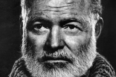Portrætfoto af forfatteren Ernest Hemingway
