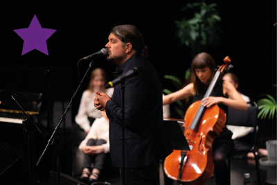 Michael Møller synger i mikrofon