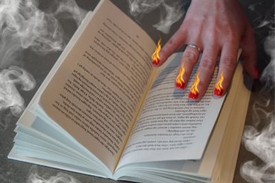 En hånd på en opslået bog, hvor neglene på hånden brænder