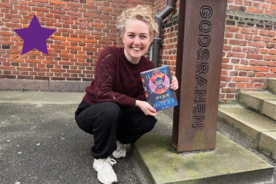 Marianne Grymer Bargeman med romanen Kriger uden maske