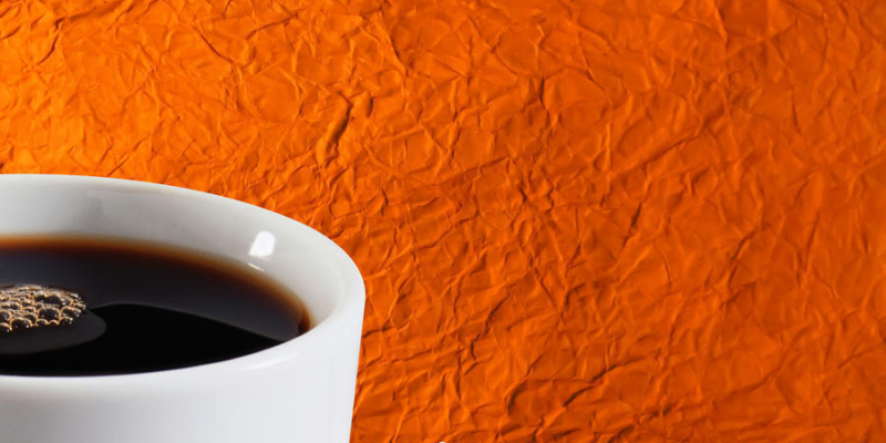 kaffekop på orange baggrund