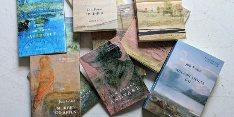 En bunke bøger skrevet af forfatteren Jon Fosse