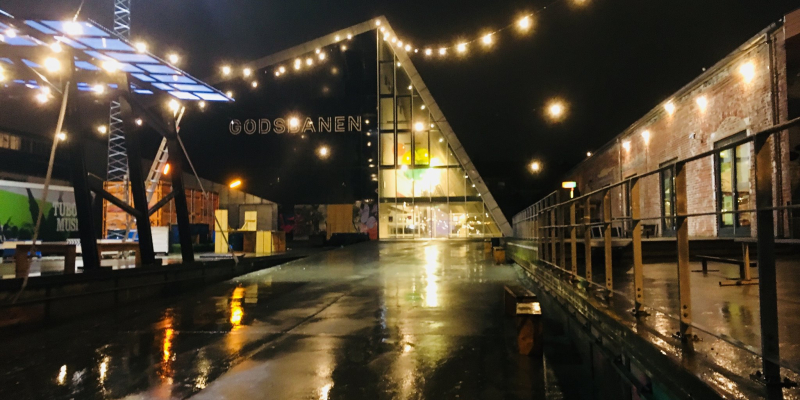 Billede af godsbanen om aftenen.