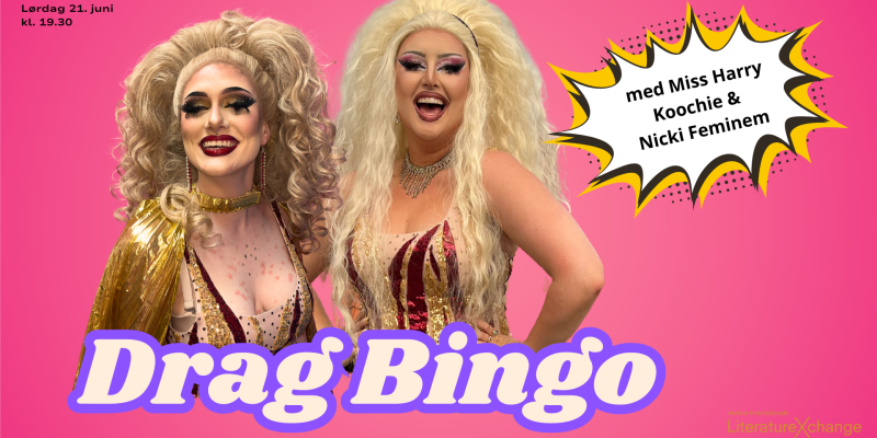 To drag queens med blond hår på en lyserød baggrund med teksten 'Drag Bingo' i store lilla bogstaver over.