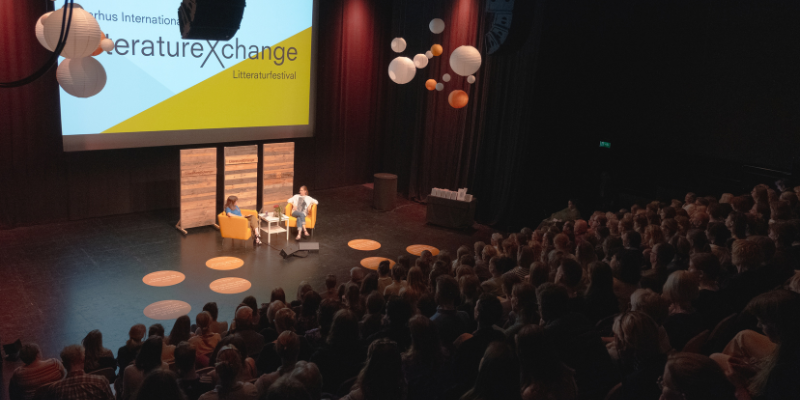 Foto af publikum og scene under LiteratureXchange