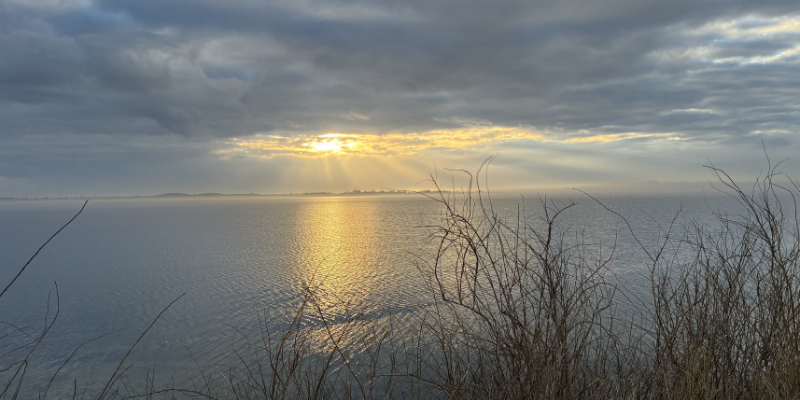 Strand, hav, himmel og sol