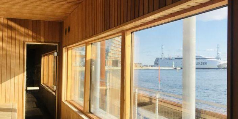 Vinterbadeklub Aarhus Øs sauna i Havnebadet med udsigt over Aarhus Havn.