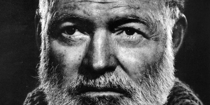 Portrætfoto af forfatteren Ernest Hemingway