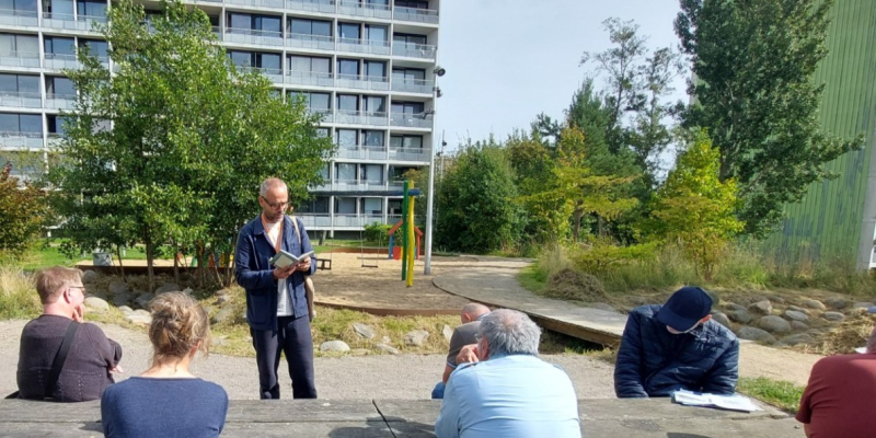 Højtlæsning i bibliotekshaven