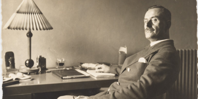 Thomas Mann ved sit skrivebord