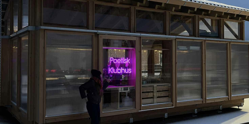 Sofie Amalie Rosenstjerne foran Poetisk klubhus