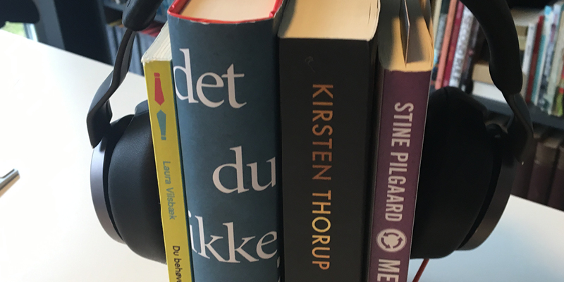 Bøger med høretelefoner på