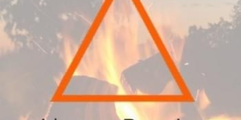 Bål og aftenhimmel med Always Burnings logo henover