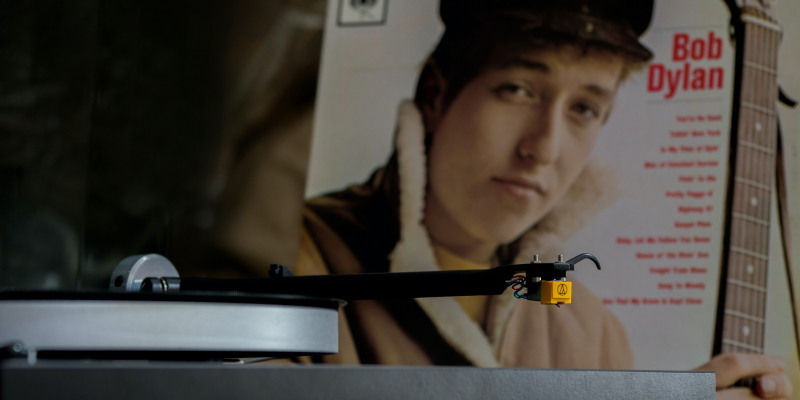 Pladespiller og pladecover med Bob Dylan