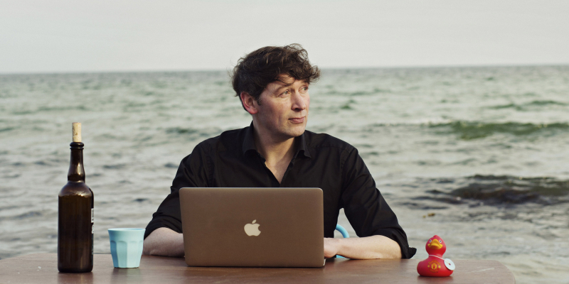 Jesper Wung-Sung ved skrivebord i havet