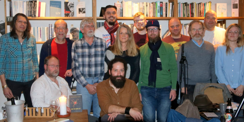 Gruppefoto af medlemmerne i Poetklub Århus