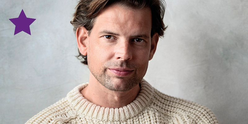 Nærbillede af den svenske forfatter Alex Schulman.