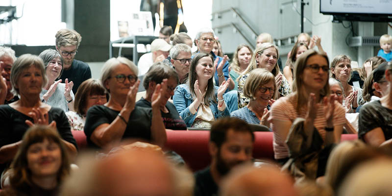 Billede af publikum, der klapper