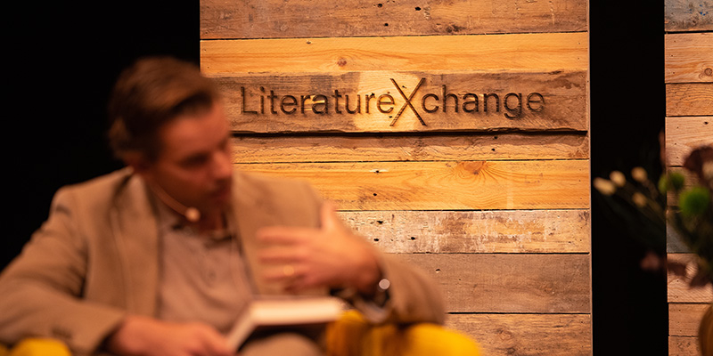 En forfatter på scenen til LiteratureXchange