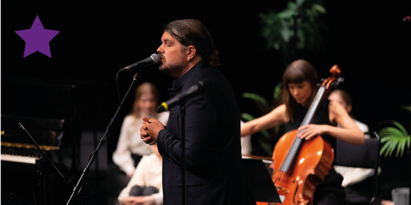 Michael Møller synger i mikrofon