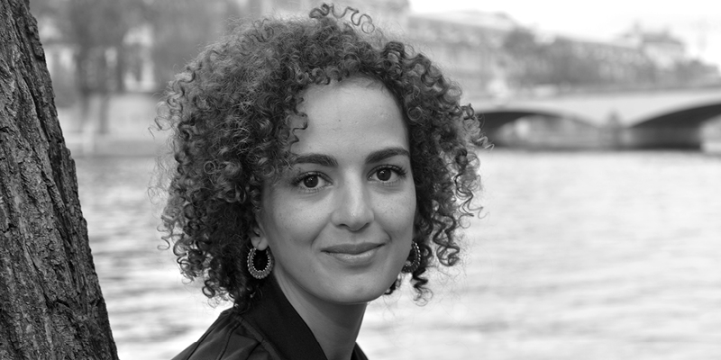 Forfatteren Leïla Slimani med en flod i baggrunden