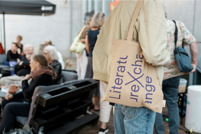 Billede af en mand med en mulepose fra LiteratureXchange
