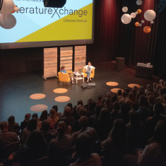 Foto af publikum og scene under LiteratureXchange